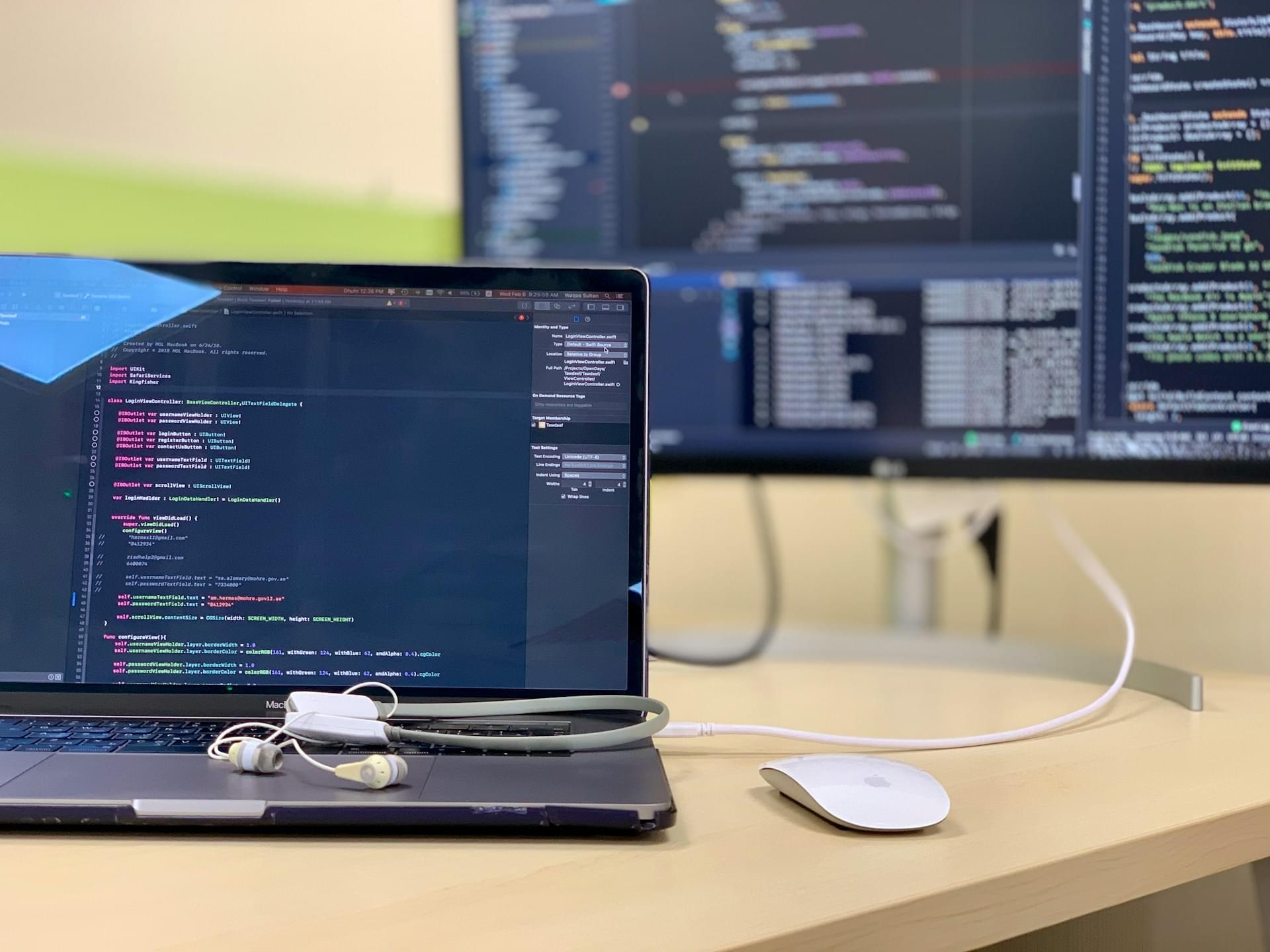 стол с ноутбуком и кодом